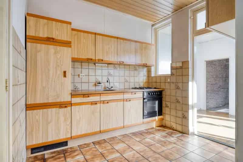 Ruime Tussenwoning met Garage en Diepe Tuin te Dongen
