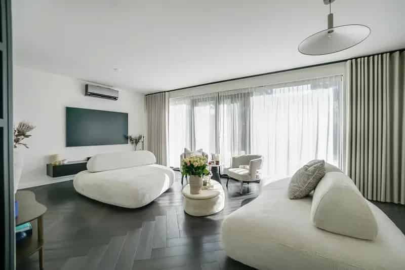 Stijlvolle Hoekwoning Hoogvliet: Luxe Gerenoveerd