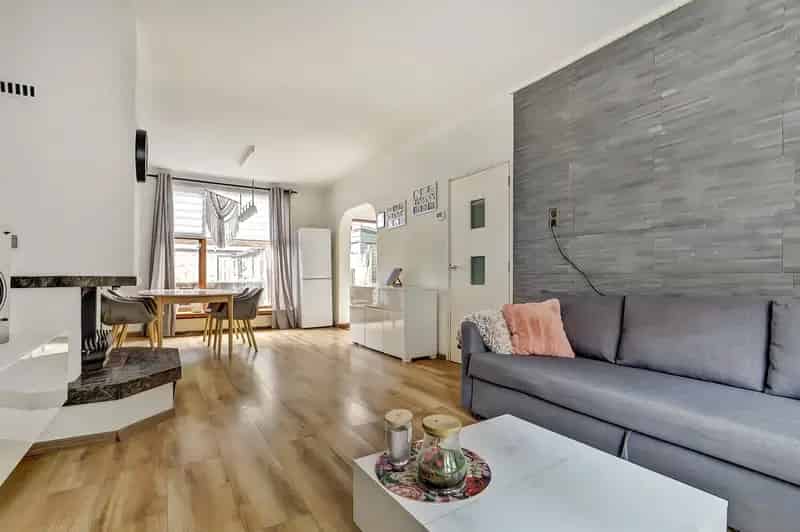 Huis te Koop Hoogvliet: 4 Slaapkamers, Rustige Straat, Veel Potentie