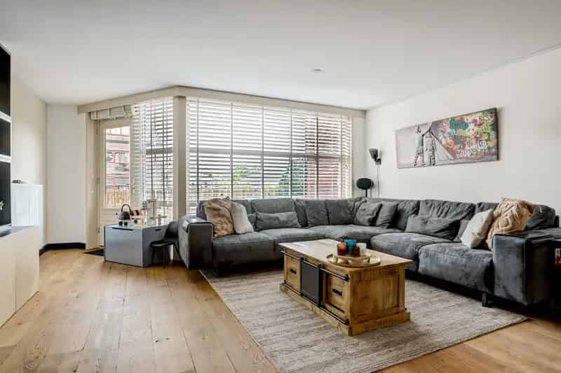 Huis te koop Zaandam: 3 slaapkamers, nieuwe keuken badkamer, privé parkeren