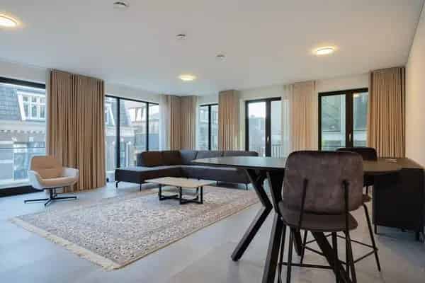 Luxe Hoekappartement te Huur in Mercado