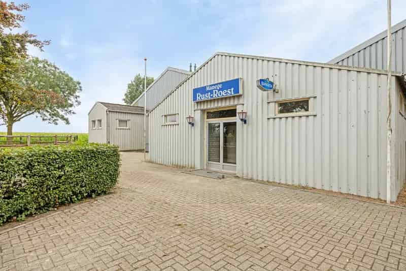 Manege te Koop: Twee Binnenbakken, Kantine & Ruime Faciliteiten