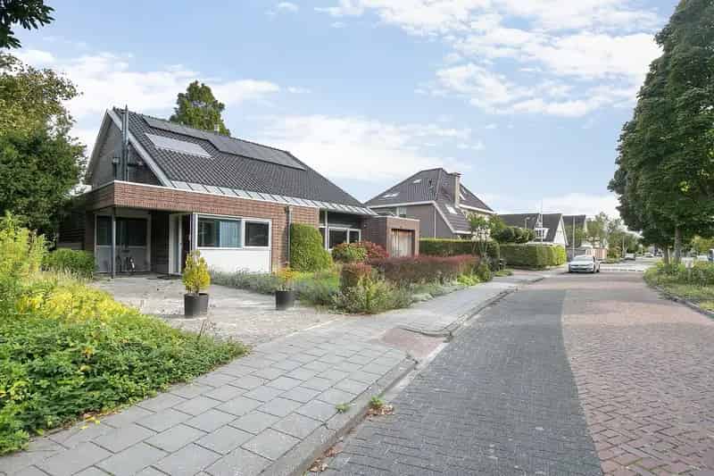 Vrijstaande woning Emmeloord met praktijkruimte en 5 slaapkamers