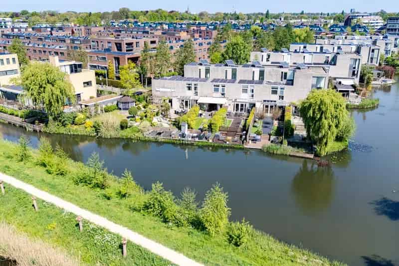 Huis te Koop Voorschoten: 5 Kamer Tussenwoning Aan Het Water