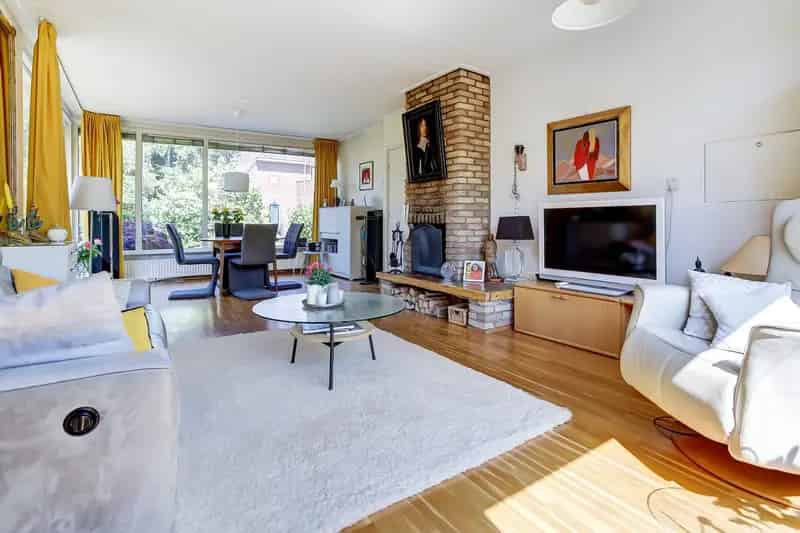 Huis te koop Baarn: Ruime villa met 4 slaapkamers en diepe tuin