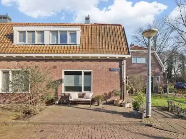 Hoekwoning Tuindorp Oostzaan 54m2  Voor en Achtertuin