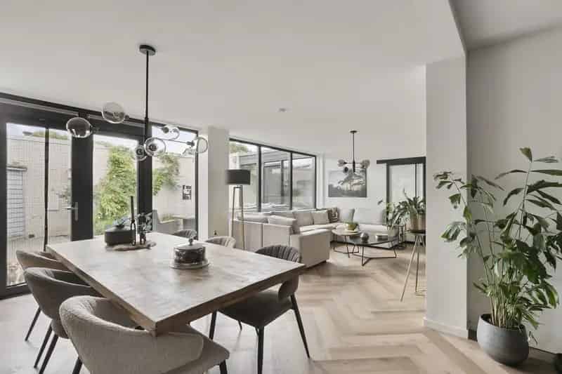 Instapklaar 4-kamerappartement met patio aan de dijk