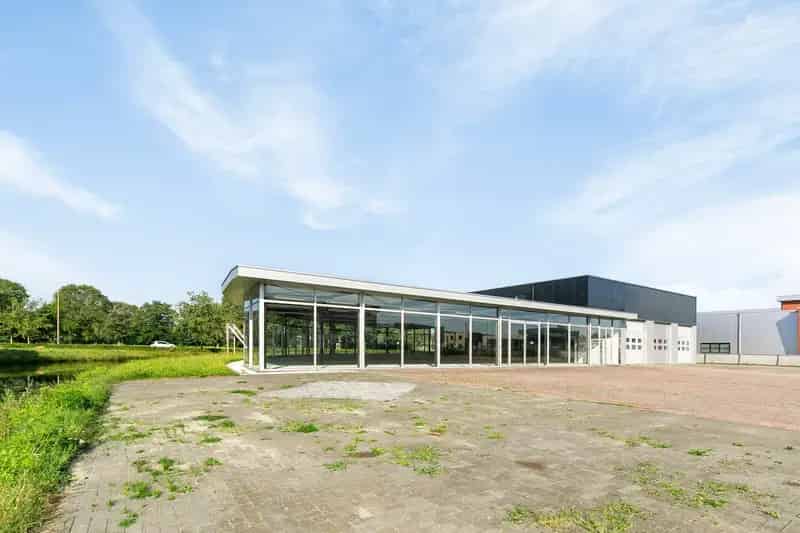 Bedrijfsruimte met showroom en kantoor te huur of te koop in Haaksbergen