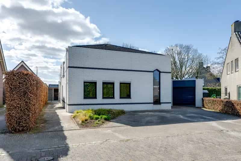 Moderne Semi-bungalow met Zwembad te Koop