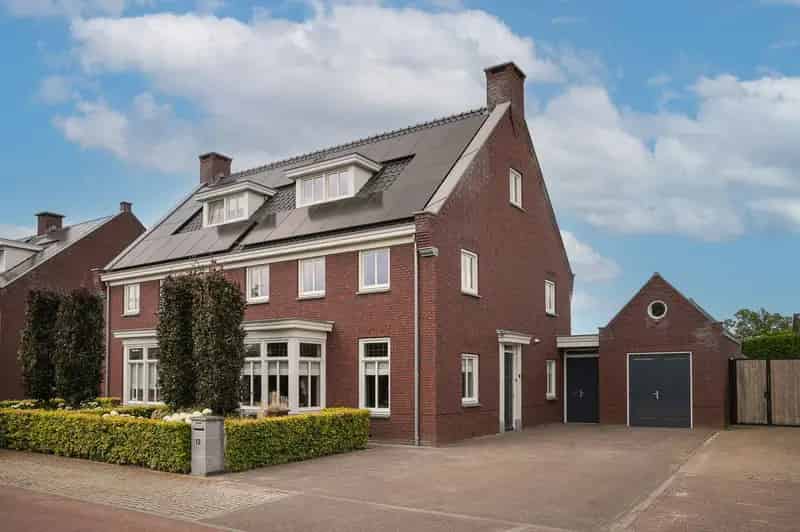 Moderne Tweekapper te Koop in Eerde 4 slaapkamers Grote Garage