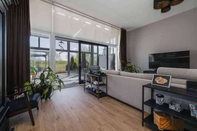Luxe 5 Slaapkamers 2 Badkamers Split-Level Woning Rokkeveen