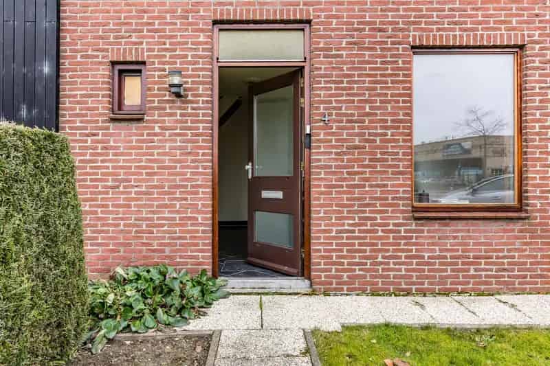 Ruime halfvrijstaande woning te Axel met 5 slaapkamers en garage