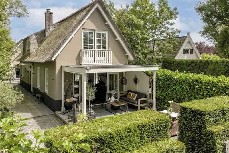 Huis te koop Breukelen: Rietgedekte villa met guesthouse en Vecht uitzicht