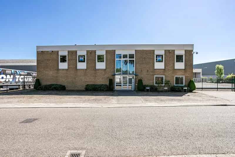 Bedrijfspand met kantoor productie en opslagruimte te Sittard