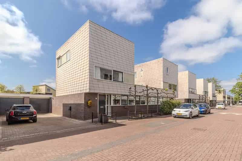Huis te koop Assendelft: 5 slaapkamers, 2 badkamers, tuin aan het water