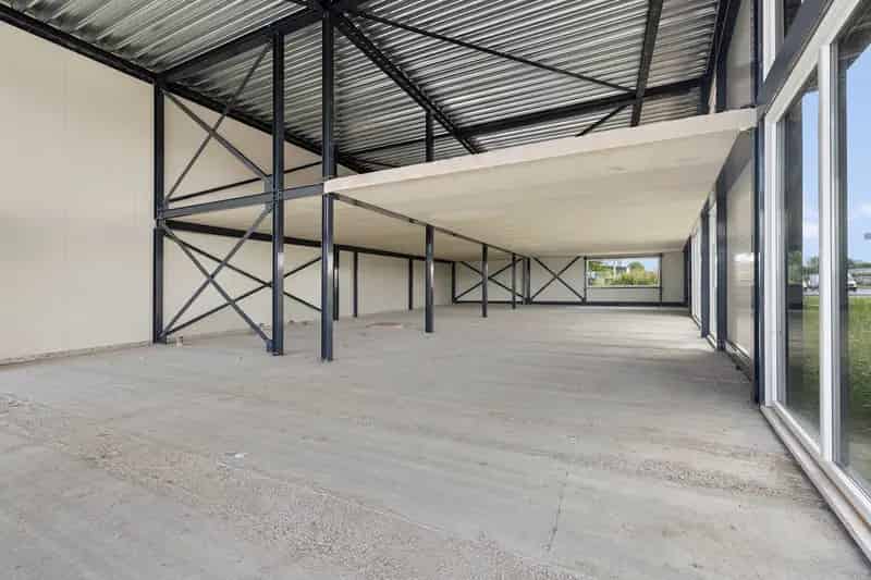 Bedrijfshal Leeuwarden 725m2 Showroom Kantoor Bedrijfsruimte te Huur