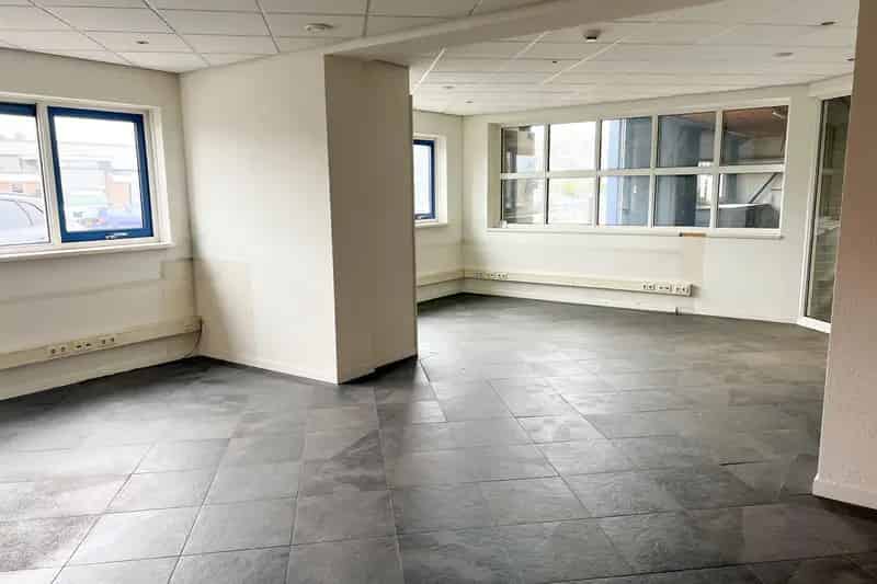 Bedrijfshal te huur Nijeveen 500m² Kantoren Buitenruimte