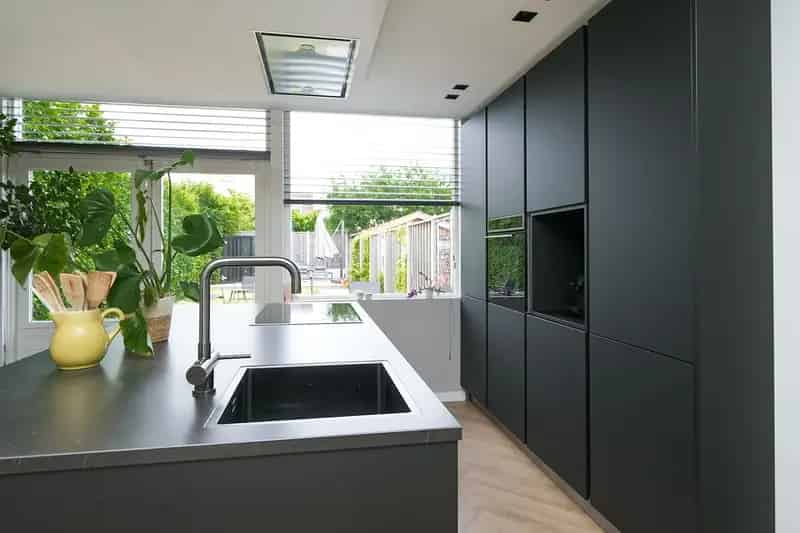 Huis te koop Rotterdam Overschie: 2 Slaapkamers, Moderne Keuken, Diepe Tuin
