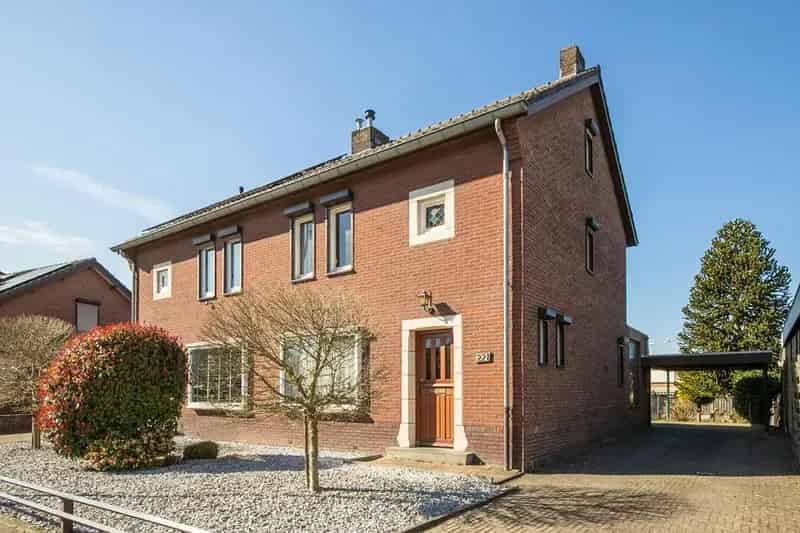 Half Vrijstaand Huis Landgraaf Ruime Tuin 3 slaapkamers