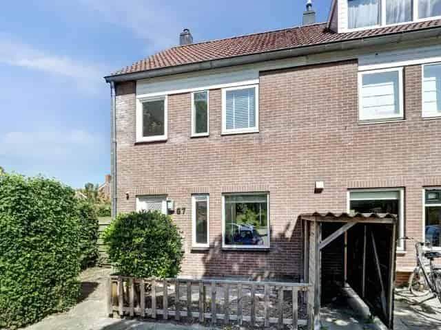 Hoekwoning te koop Hoorn: Modern en rustig gelegen