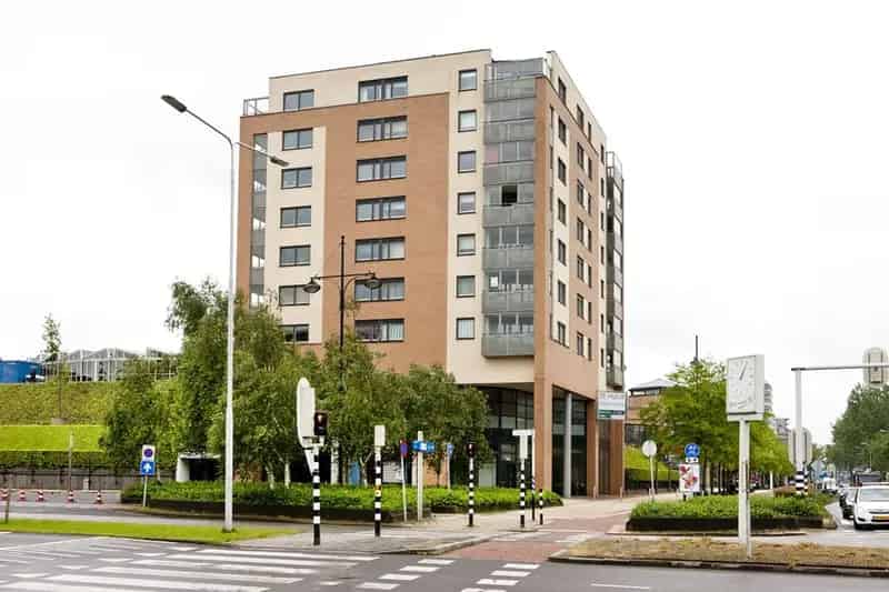 Ruim 3 Kamer Appartement Nabij Winkelcentrum