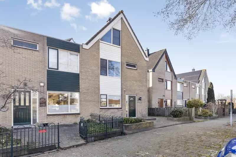 Ruime Hoekwoning De Kooistee Nabij Scholen en Winkels