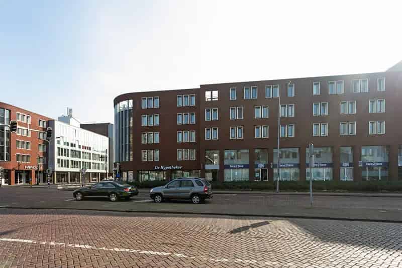 Centrum Breda: Ruime woning met serre en bushalte