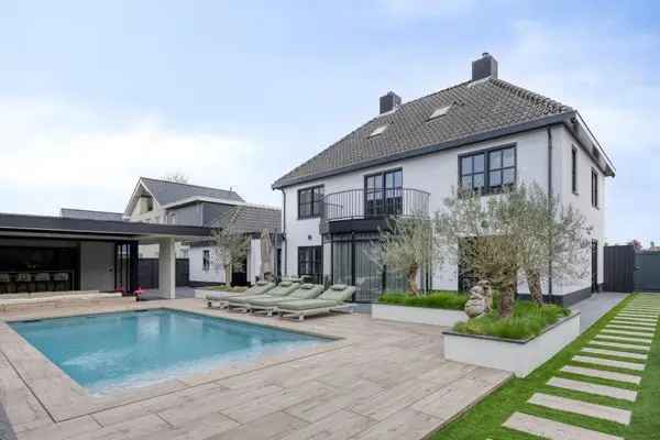 Villa met Zwembad en Bedrijfsloods te Breda