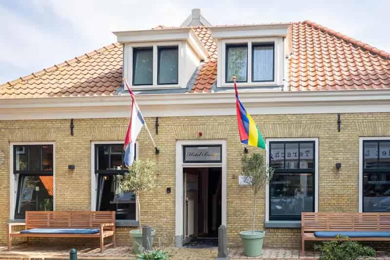 Hotel te Koop West Terschelling 16 Kamers Bedrijfswoning Inclusief