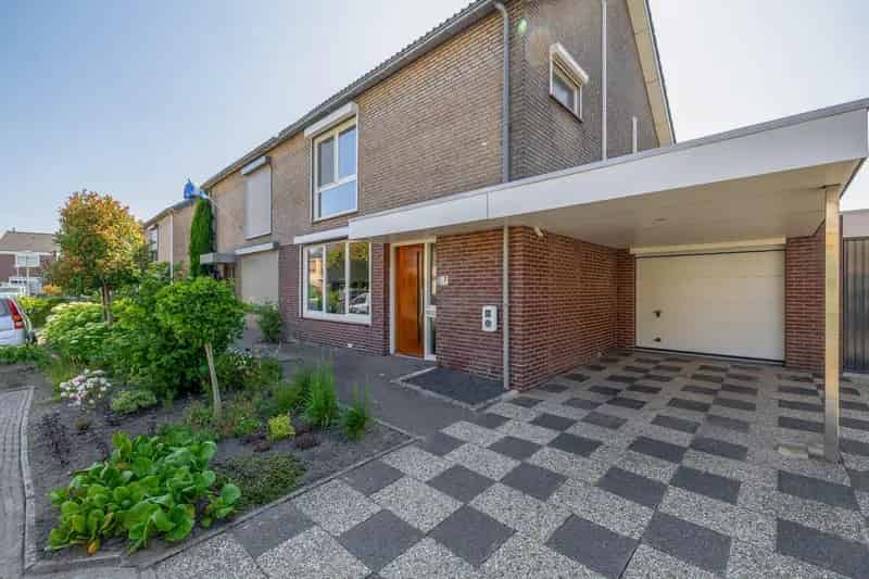 Ruime 2-onder-1-kapwoning Tegelen met 4 slaapkamers en duurzame features