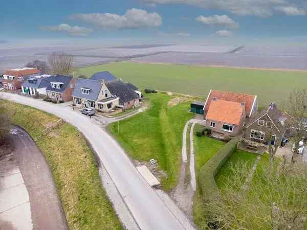 Vrijstaande woning met 3 slaapkamers en paardenboxen