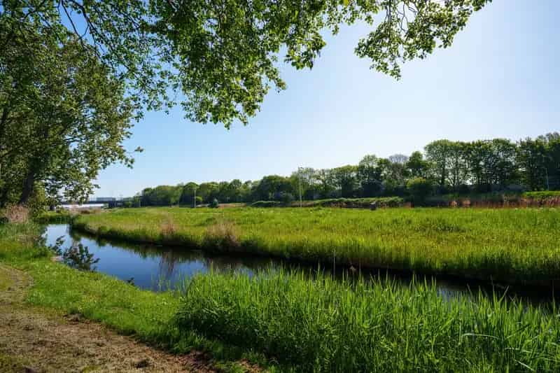 Amsterdam Noord: Ruime Hoekwoning met Vrij Uitzicht en Eigen Parkeerplaats