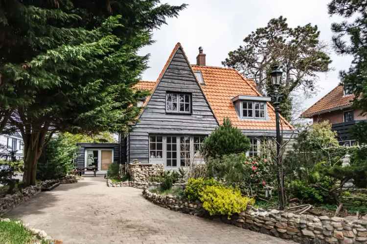 Huis te koop Zandvoort Kostverlorenstraat: Vrijstaande villa met gastenverblijf