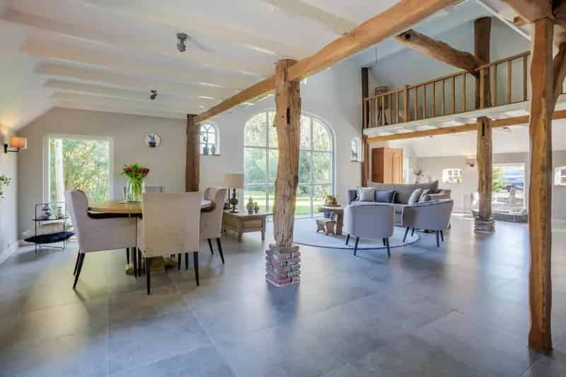 Woonboerderij Vaassen Ruime luxe woning met zwembad en bijgebouwen