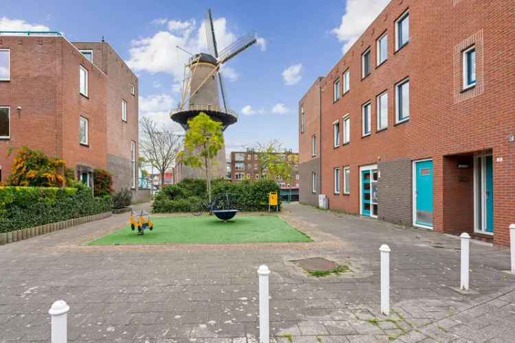 Ruime 4 Kamer Woning met Garage en Terras Nabij Winkels