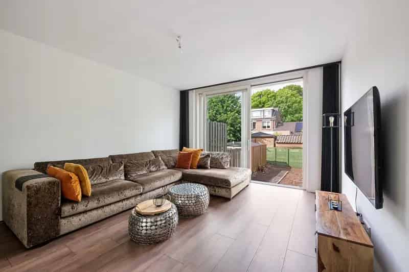 Appartement Rotterdam Overschie: Instapklare Benedenwoning met Tuin