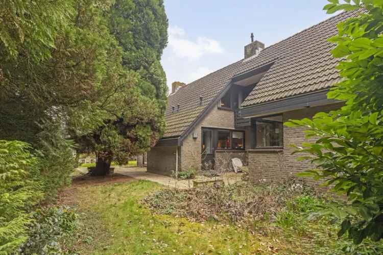 Vrijstaand woonhuis met privévijver en grote tuin