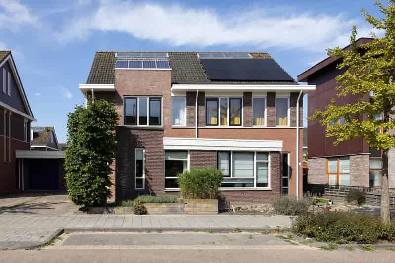 Ruime Uitgebouwde Tweekapper met Garage in de Schepenwijk