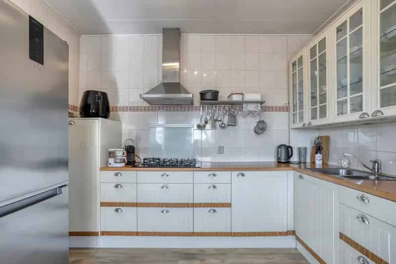 Ruime Dijkwoning met Bedrijfsruimte te Herkingen