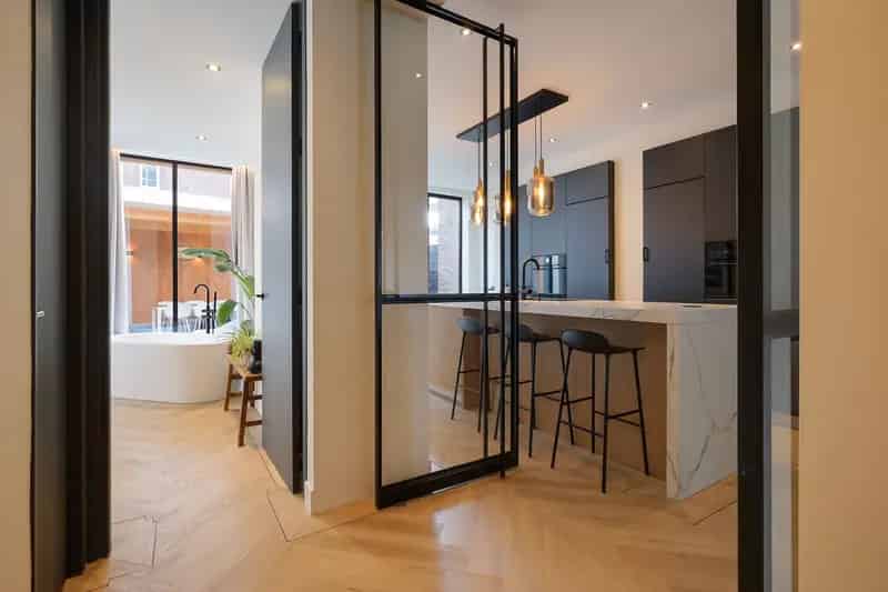 Luxe Gemeubileerde Dubbel Parterre Appartement Nabij Strand