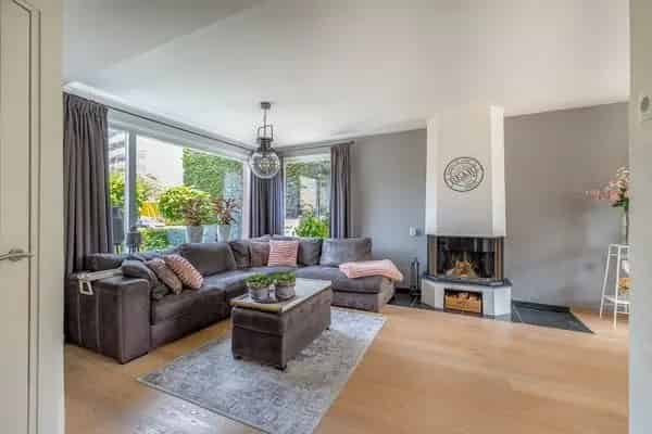 Ruime Hoekwoning 5 Slaapkamers Garage Zonnige Tuin