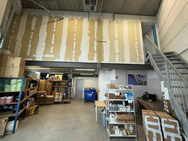 Bedrijfshal te huur Eindhoven - 84m² bedrijfsruimte 56m² kantoor