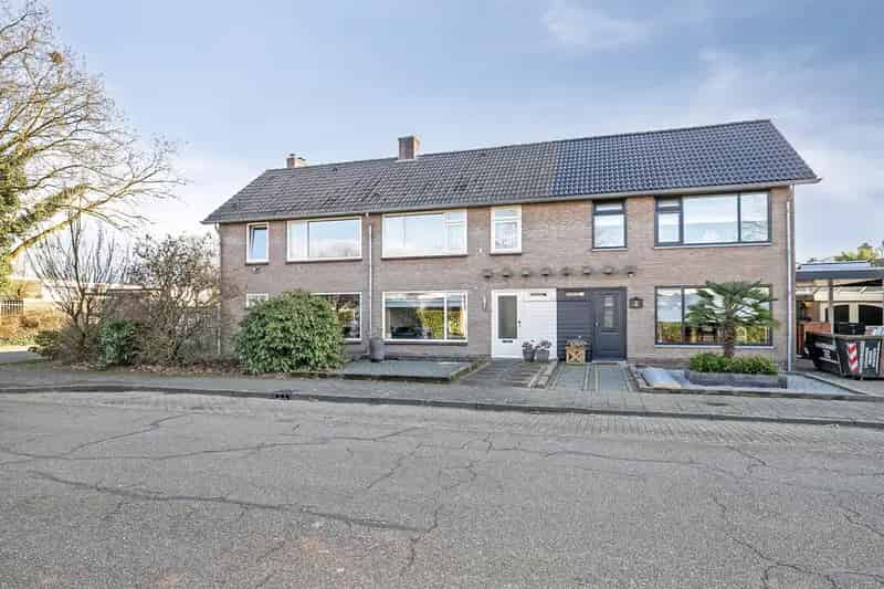 Ruime 4 Slaapkamers Uitgebouwde woning te koop