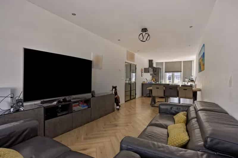 Ruime Dubbele Benedenwoning Nabij Station Schiedam