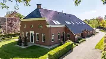 Woonboerderij Noordlaren: Twee woningen, grote schuur, ruim perceel