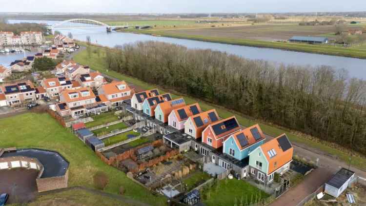 Tholense Punt: Uniek kleurrijk huis met havenzicht en luxe keuken