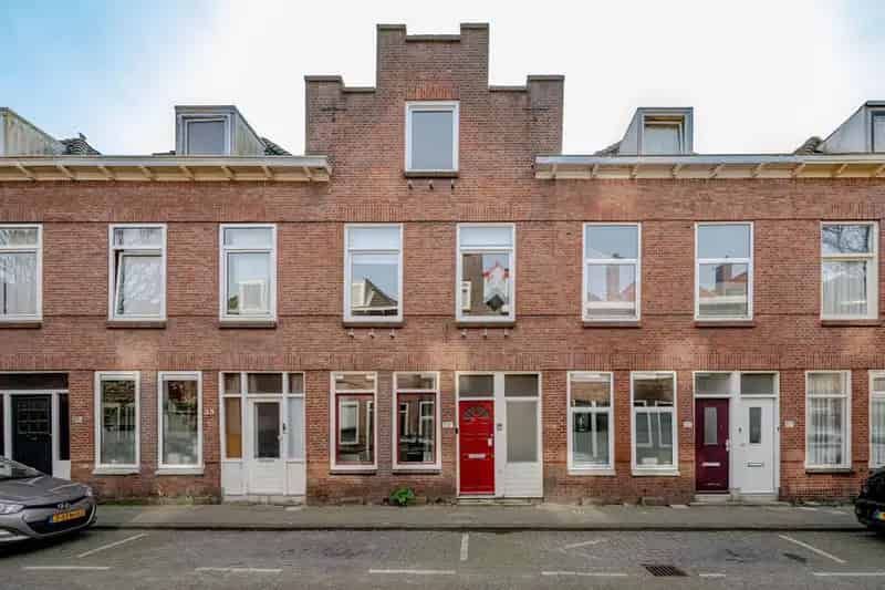 Karakteristieke Eengezinswoning nabij Zuidplein 5 Kamers