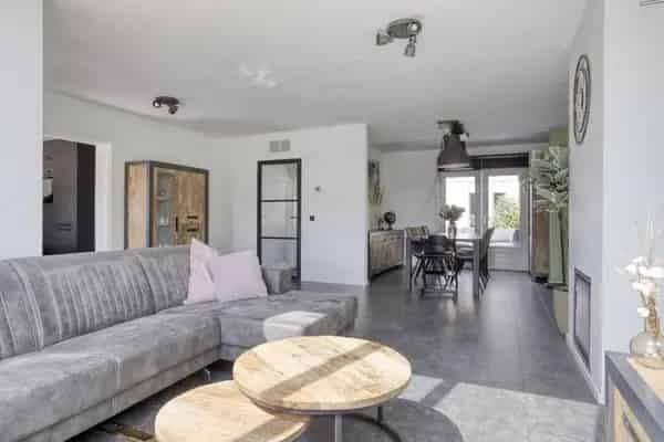 Gemoderniseerde halfvrijstaande woning te koop