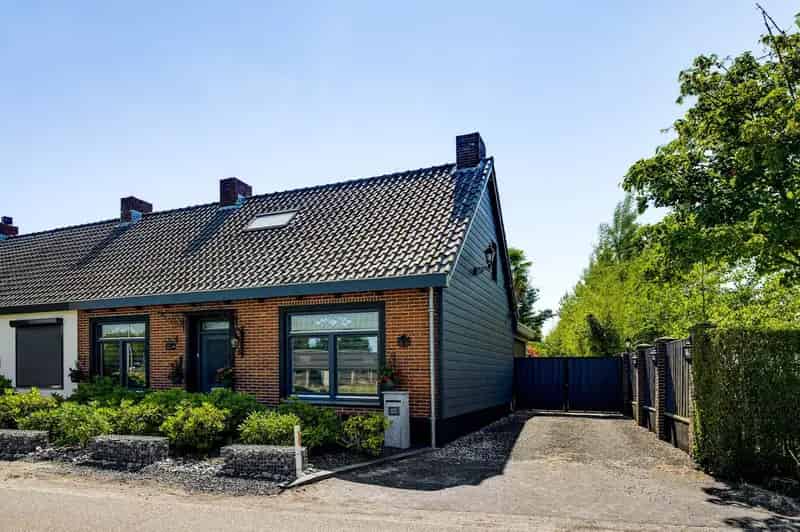 Vrijstaande woning Weert: Ruime halfvrijstaande woning met bijgebouwen