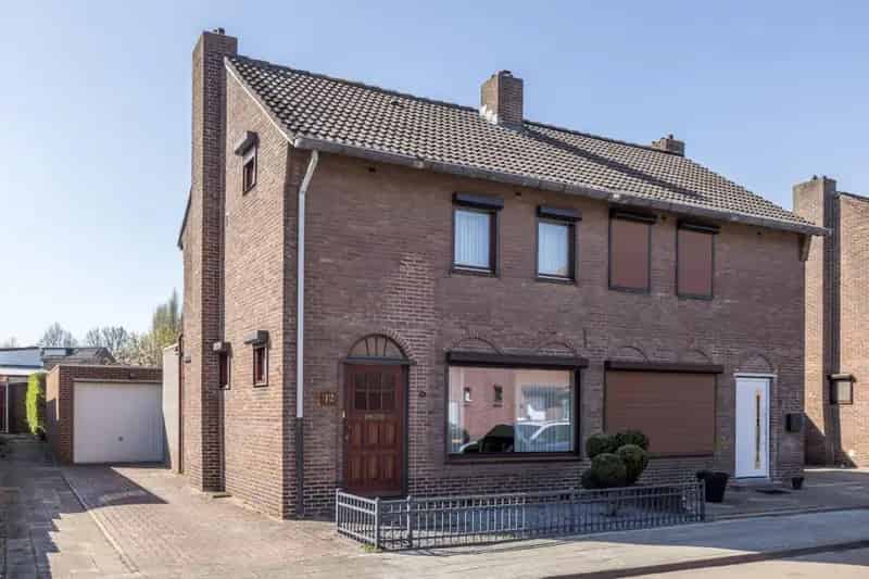 Ruime Tweekapper nabij voorzieningen 3 slaapkamers Garage Zuidwesten tuin